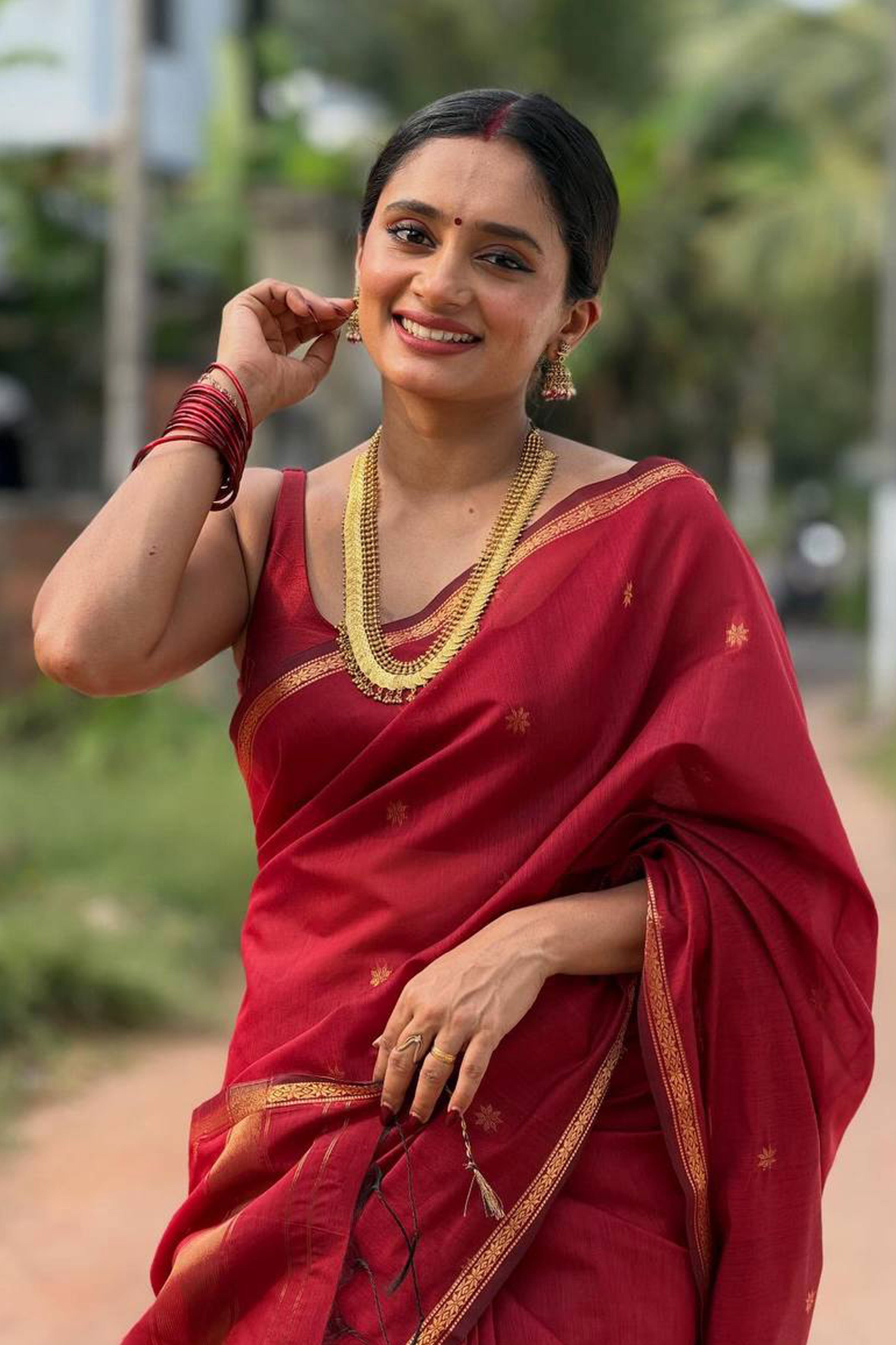 Maroon Classic Linen Cotton Saree Enhanced with Fine Zari Butti Weaving Detailing