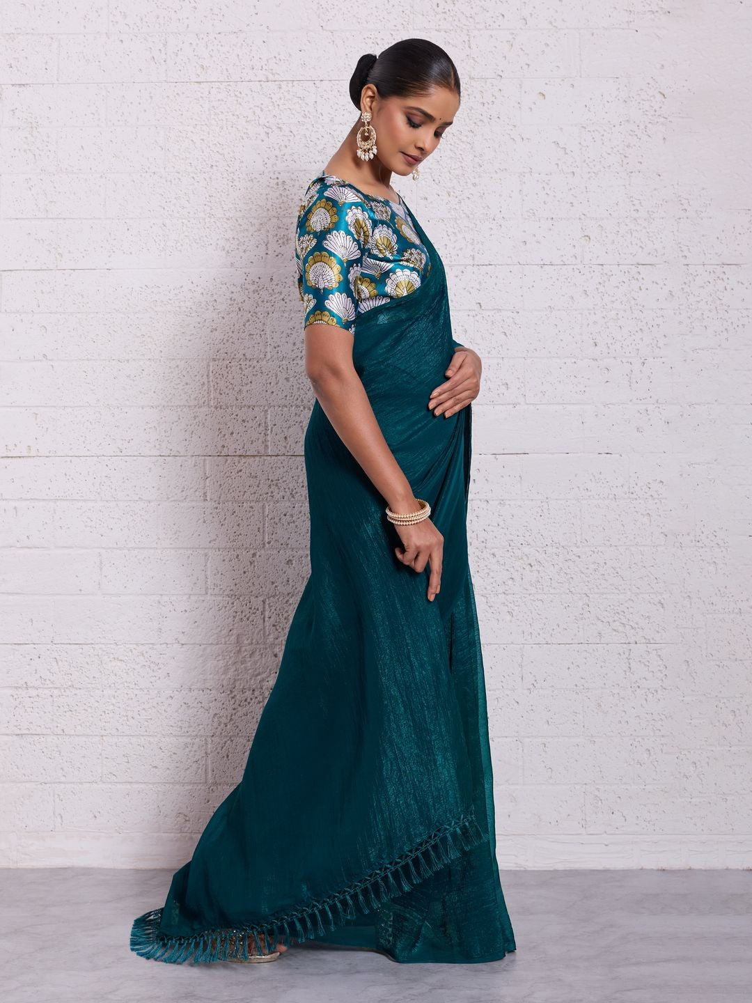 Graceful Teal Solid Pure Crunchy Saree Accented With Fine Tassel Pallu - Image 3