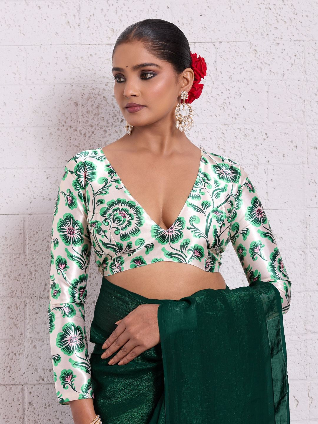 Graceful Green Solid Pure Crunchy Saree Accented With Fine Tassel Pallu - Image 2