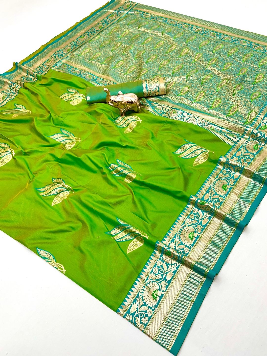 Green Authentic Banarasi Silk Saree with Fine Floral Zari Work for Festive Wear - Image 3