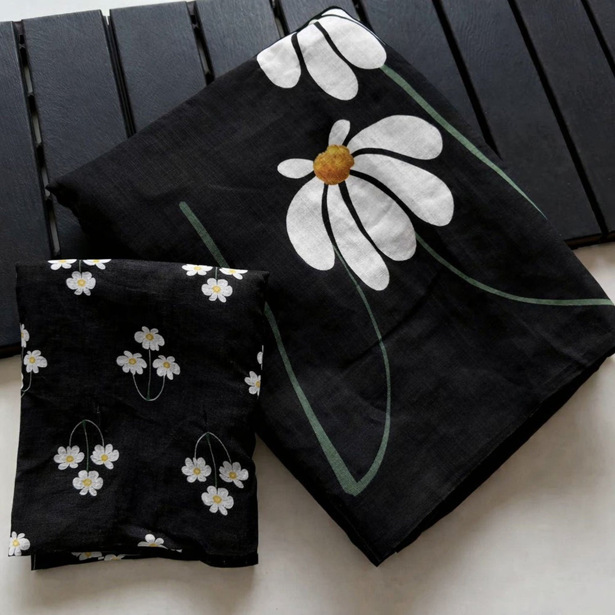 Graceful Black Linen Cotton Saree with Stylish Floral Prints for Effortless Elegance - Image 3