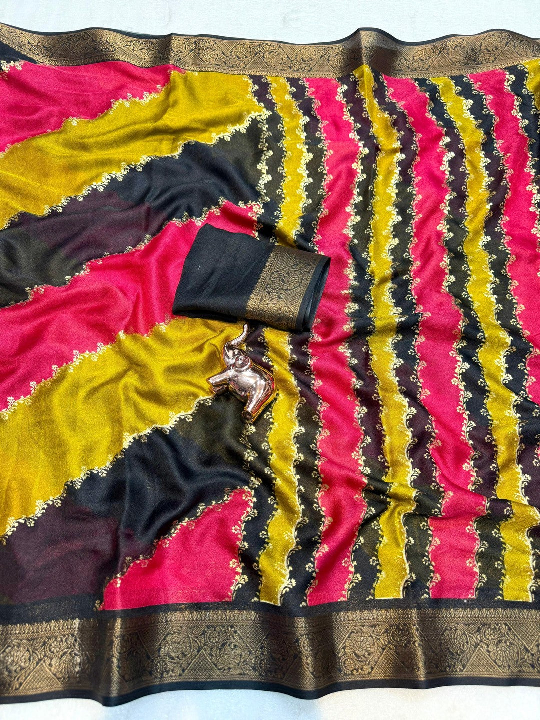 Elegant Multicolor Georgette Saree Featuring a Woven Zari Border - Image 3