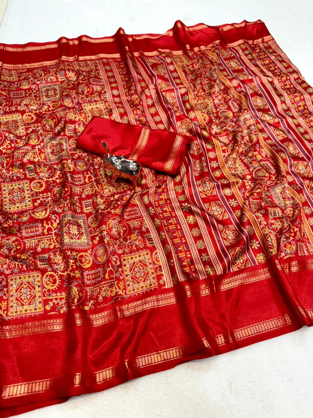 Elegant Red Tussar Silk Saree Featuring Traditional Zari Detailing - Image 2