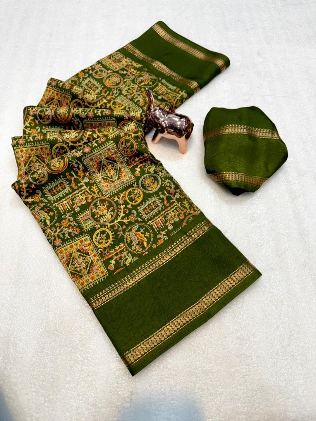 Elegant Green Tussar Silk Saree Featuring Traditional Zari Detailing - Image 2