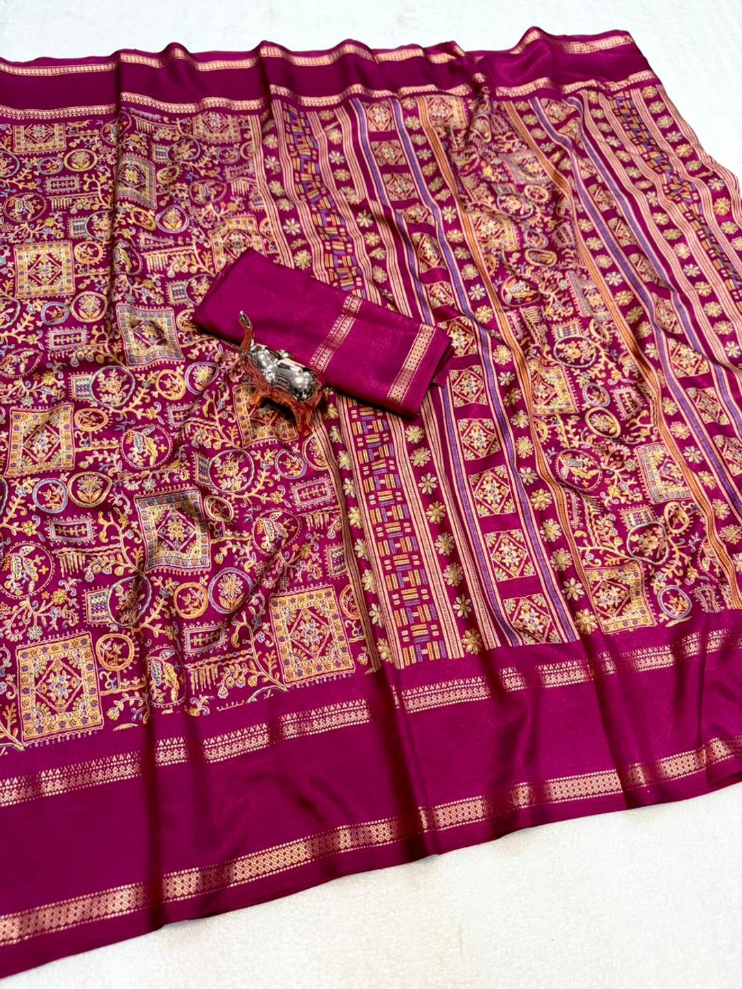 Elegant Magenta Tussar Silk Saree Featuring Traditional Zari Detailing - Image 2