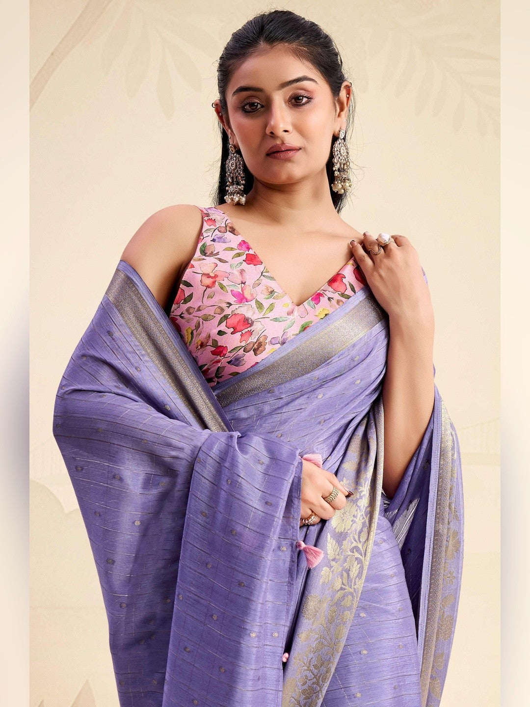 Refreshing Lavender Floral Weaving Chinon Jacquard Saree With Artful Tassel Pallu Accent - Image 4