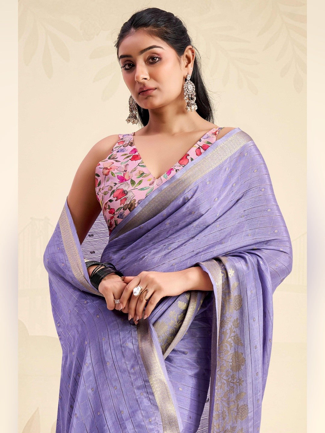 Refreshing Lavender Floral Weaving Chinon Jacquard Saree With Artful Tassel Pallu Accent - Image 5
