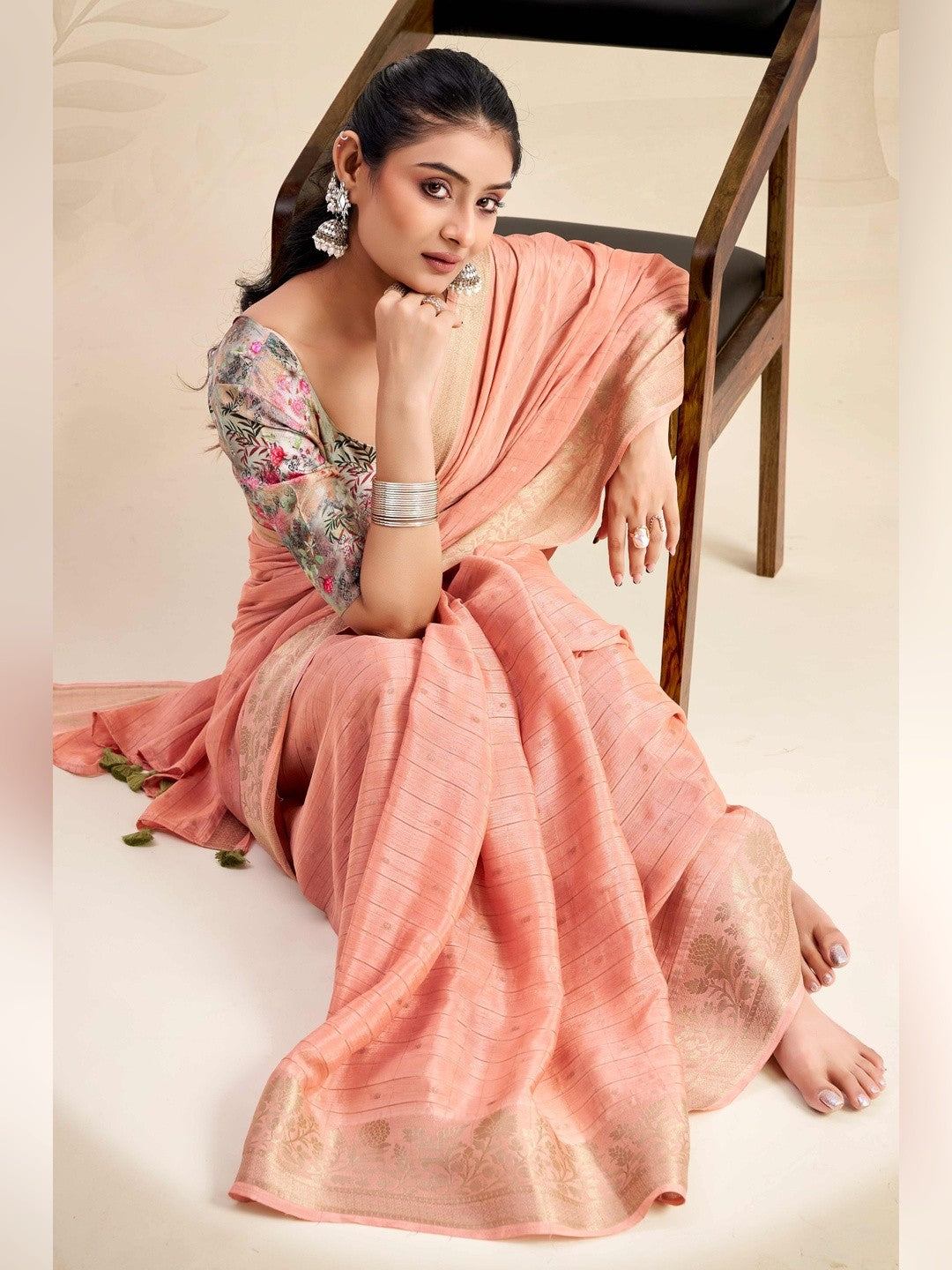 Refreshing Peach Floral Weaving Chinon Jacquard Saree With Artful Tassel Pallu Accent - Image 5