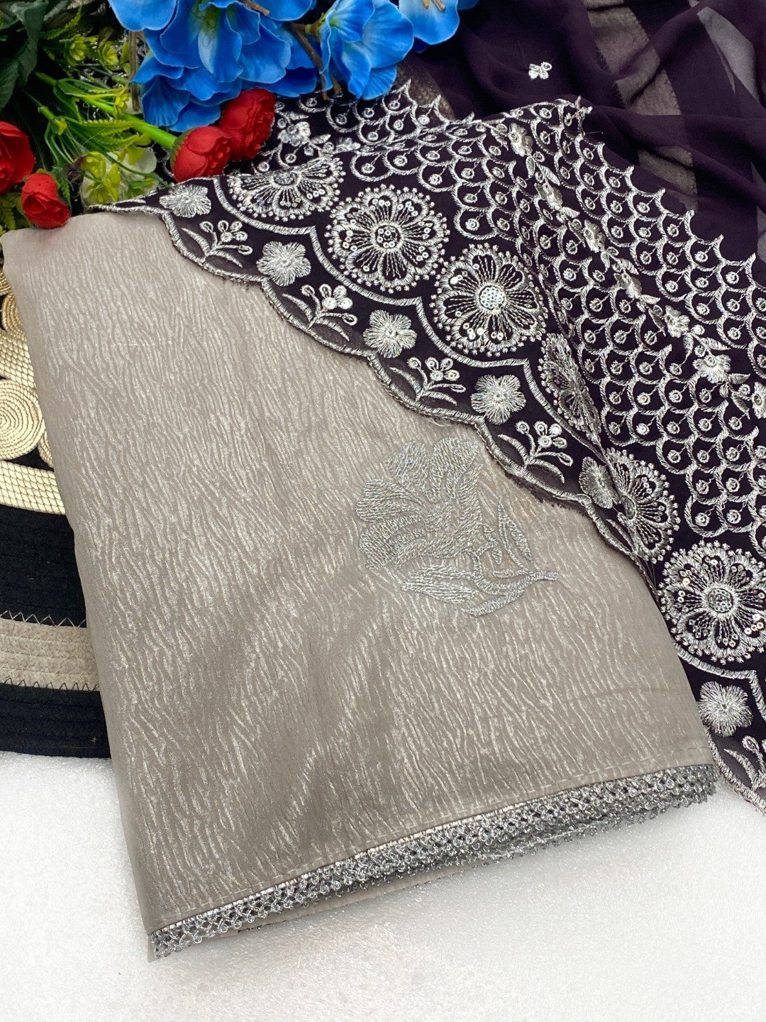 Charming Grey Chiffon Saree With Graceful Floral Embroidery & Fine Finish - Image 3