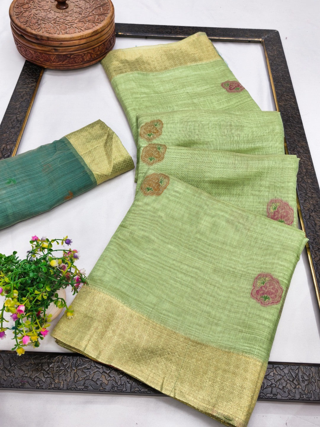Elegant Green Chanderi Silk Jamdani Woven Saree with Golden Border - Image 3