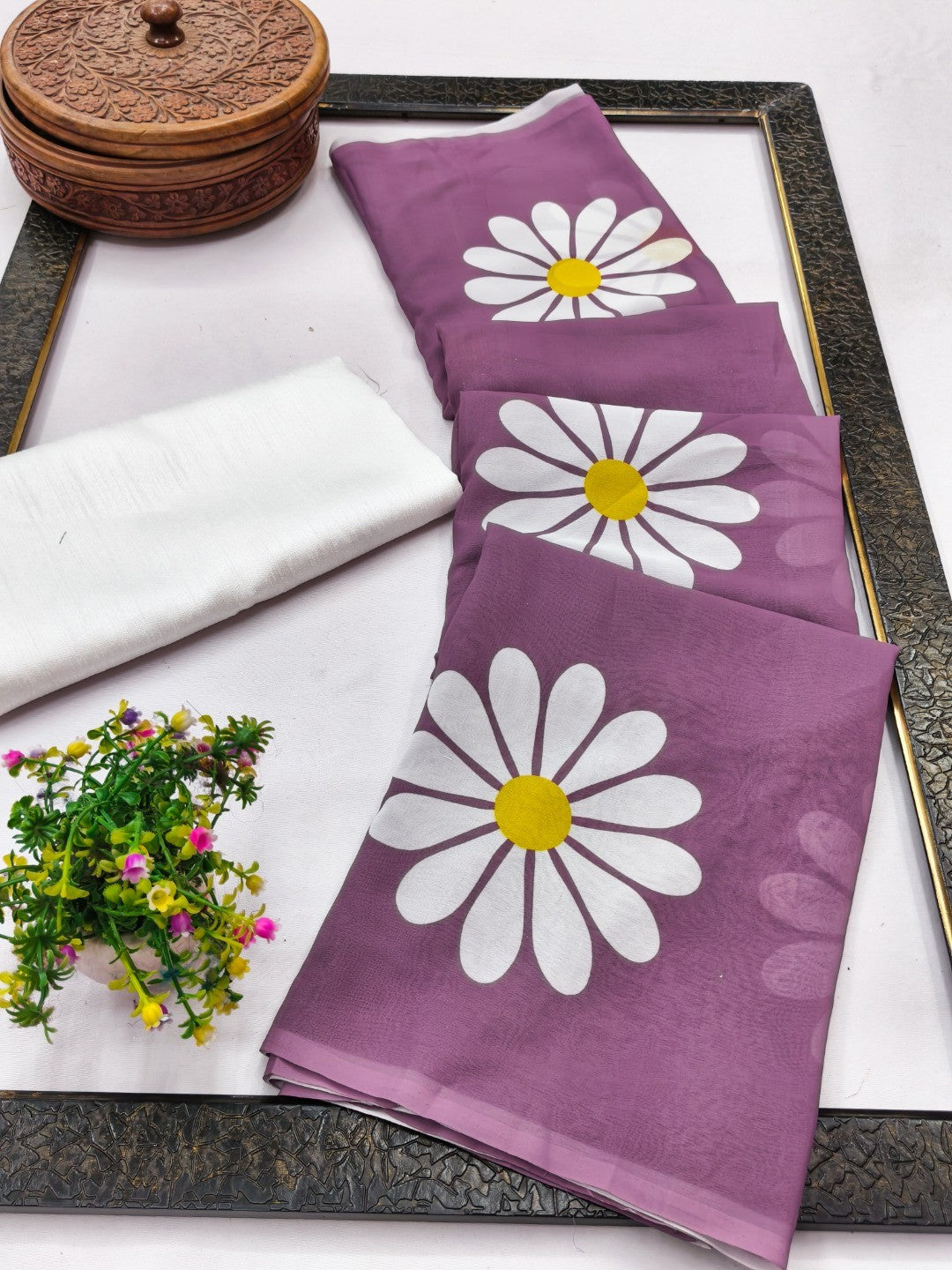 Mauve Georgette Saree Featuring Delicate Floral Prints & Tassels Pallu - Image 2