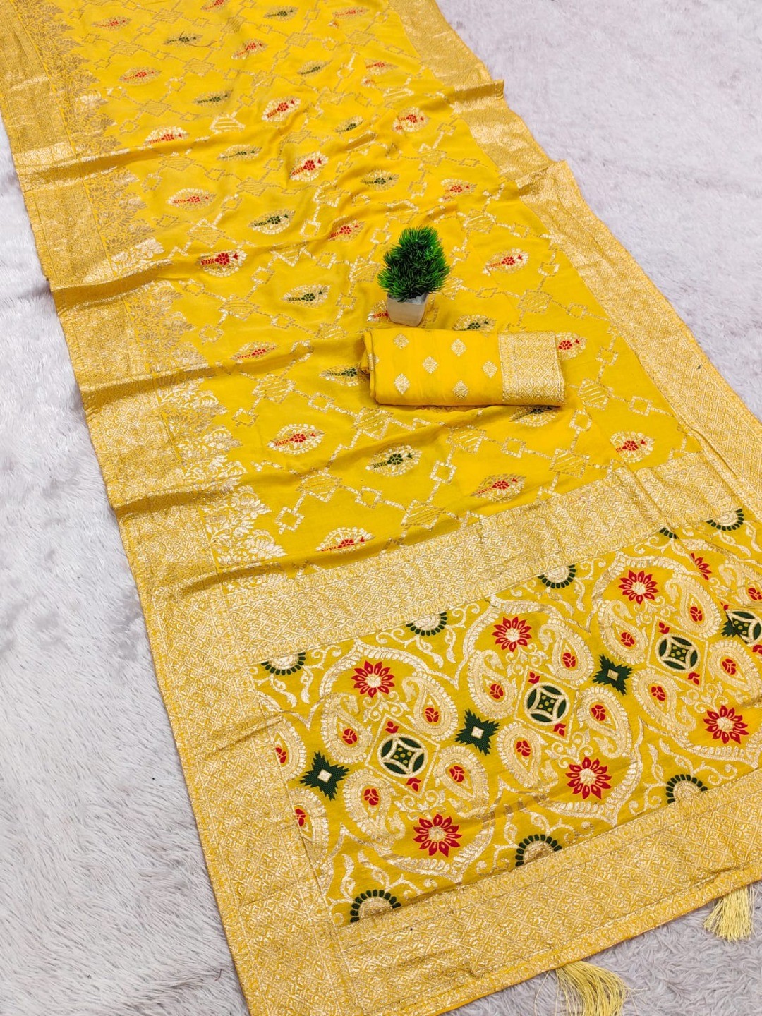 Elegant Yellow Jacquard Weaved Dola Silk Saree Featuring Zari Motifs & Ornate Paisley Pallu Work - Image 2
