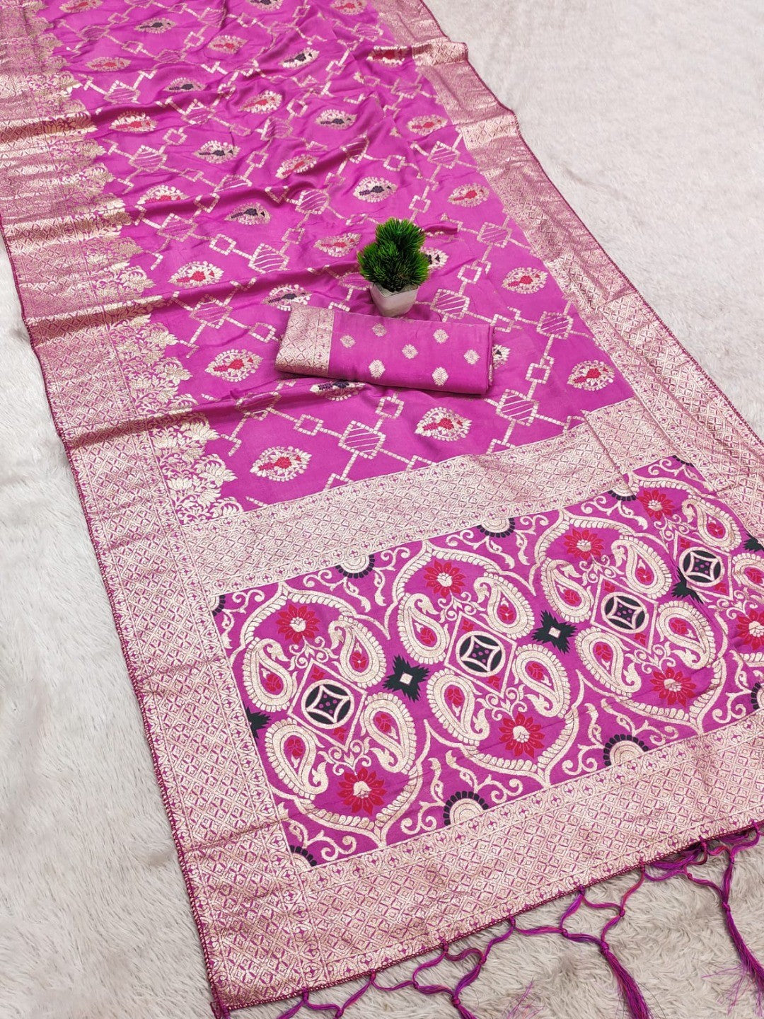 Elegant Magenta Jacquard Weaved Dola Silk Saree Featuring Zari Motifs & Ornate Paisley Pallu Work - Image 3