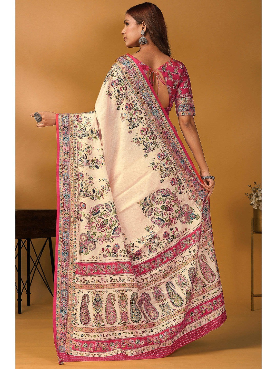 Elegant Cream Pure Viscose Dola Saree Adorned With Floral & Paisley Position Prints - Image 2