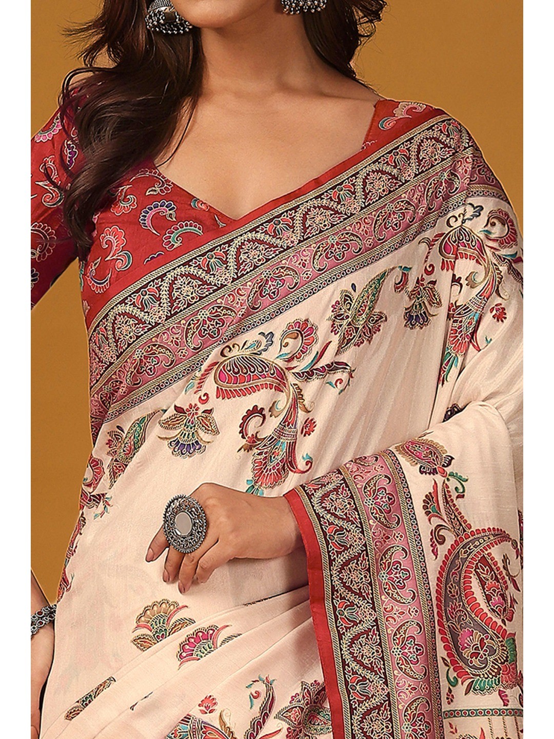 Refreshing Cream Floral & Paisley Position Printed Pure Viscose Dola Saree With Timeless Charm - Image 3