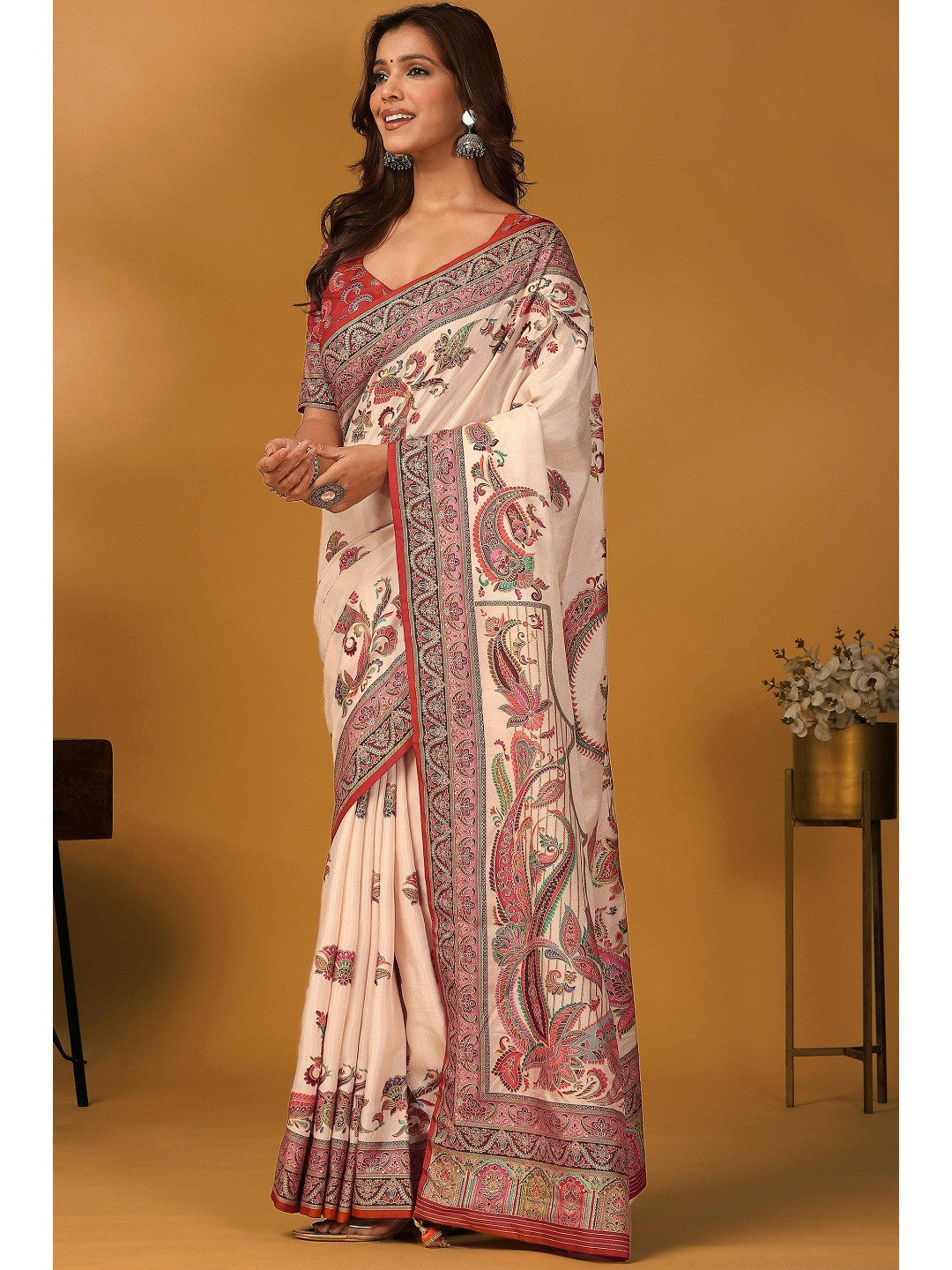 Refreshing Cream Floral & Paisley Position Printed Pure Viscose Dola Saree With Timeless Charm - Image 7