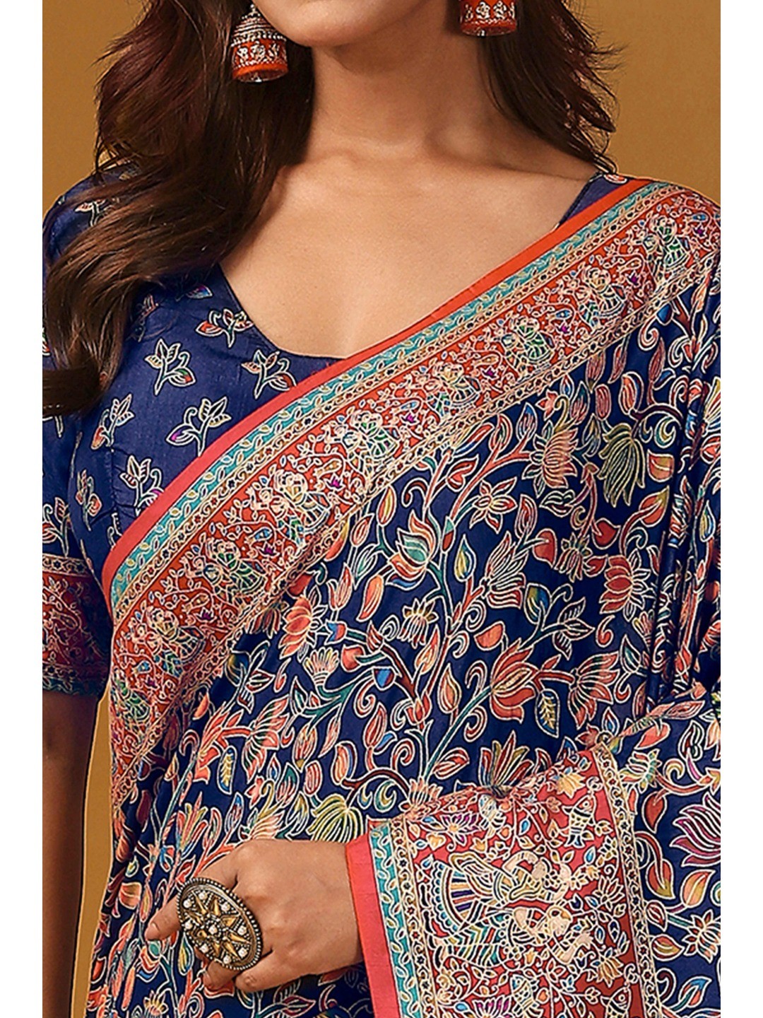 Graceful Navy Blue Kalamkari Art Visocse Saree With AllOver Floral Motifs & Grand Storytelling Pallu - Image 2