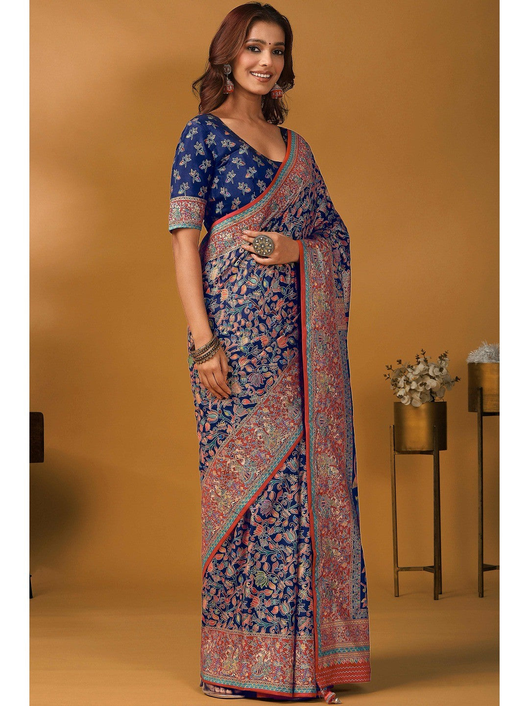 Graceful Navy Blue Kalamkari Art Visocse Saree With AllOver Floral Motifs & Grand Storytelling Pallu - Image 4