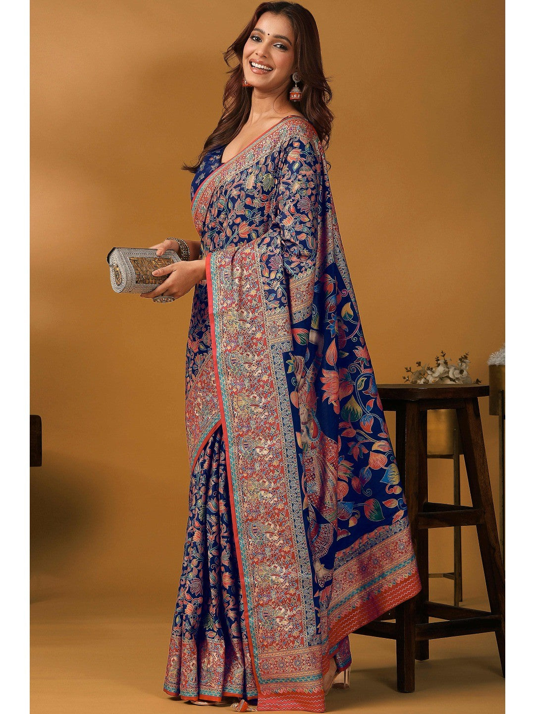 Graceful Navy Blue Kalamkari Art Visocse Saree With AllOver Floral Motifs & Grand Storytelling Pallu - Image 3