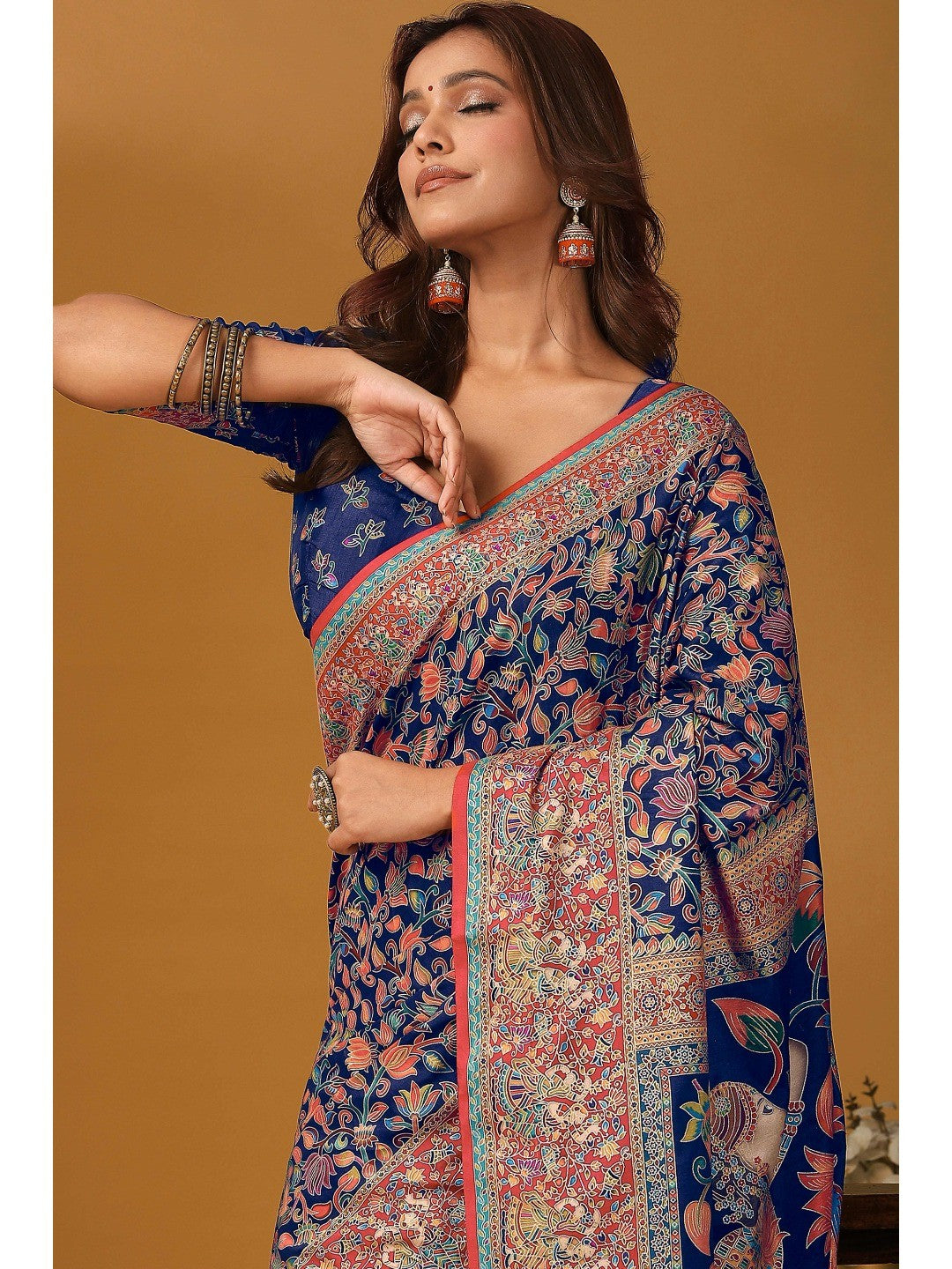 Graceful Navy Blue Kalamkari Art Visocse Saree With AllOver Floral Motifs & Grand Storytelling Pallu - Image 6