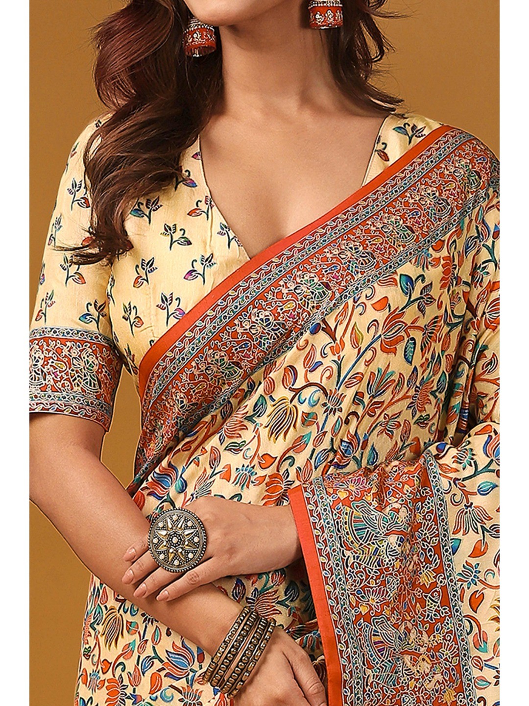 Graceful Cream Kalamkari Art Visocse Saree With AllOver Floral Motifs & Grand Storytelling Pallu - Image 2