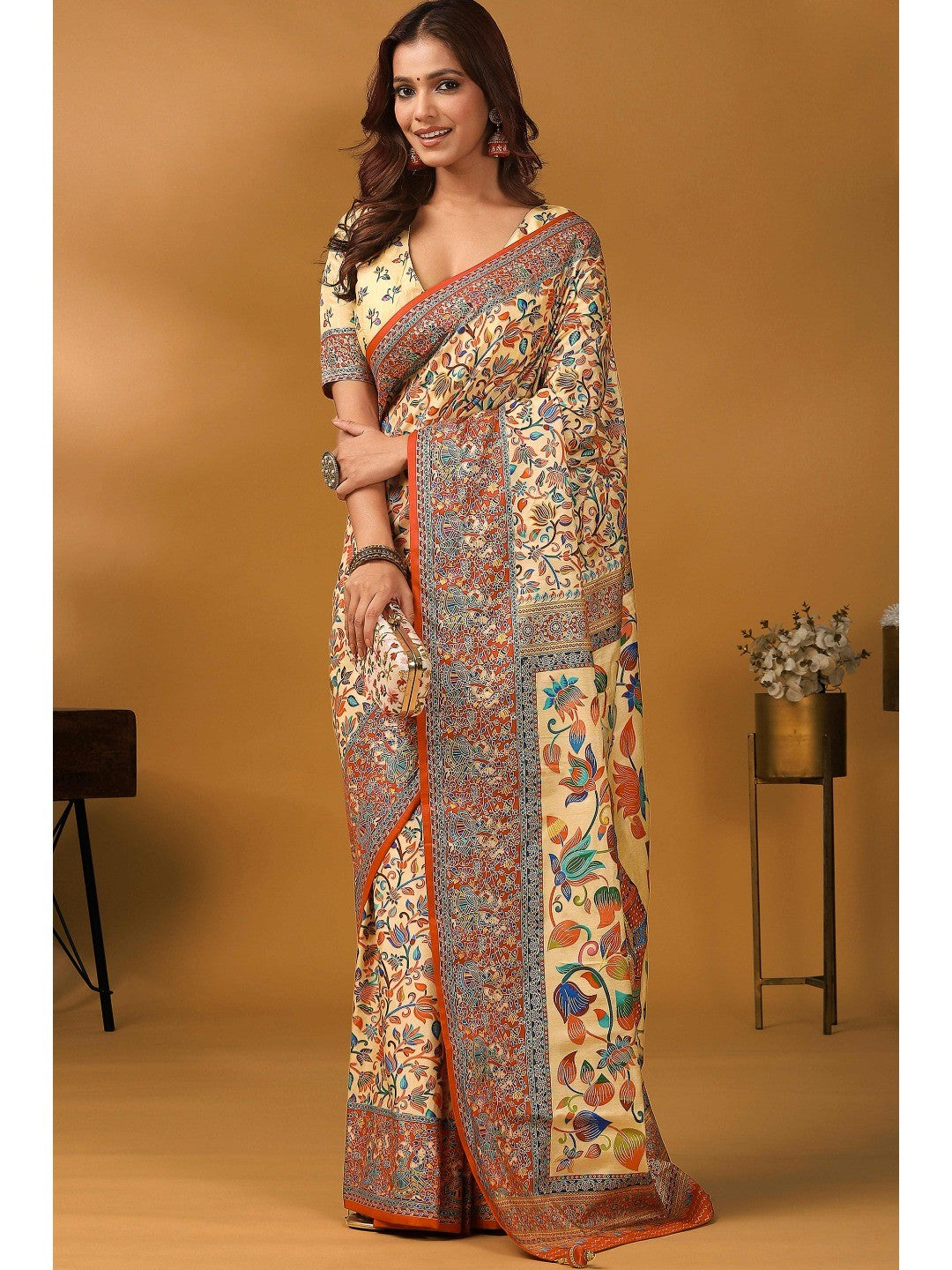 Graceful Cream Kalamkari Art Visocse Saree With AllOver Floral Motifs & Grand Storytelling Pallu - Image 3