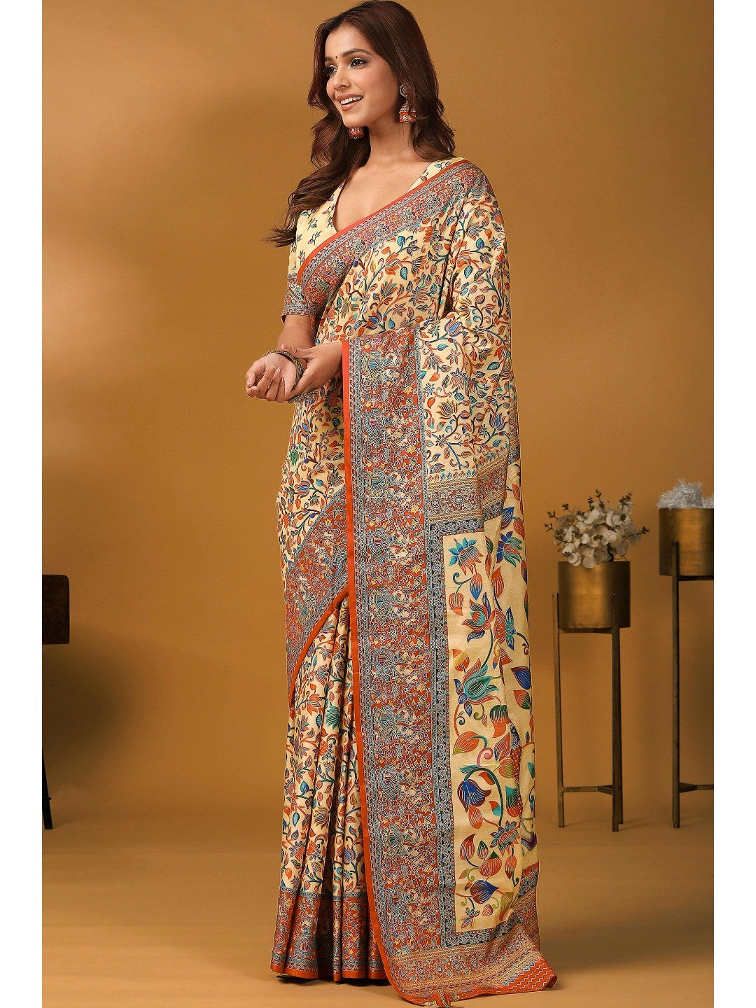 Graceful Cream Kalamkari Art Visocse Saree With AllOver Floral Motifs & Grand Storytelling Pallu - Image 3