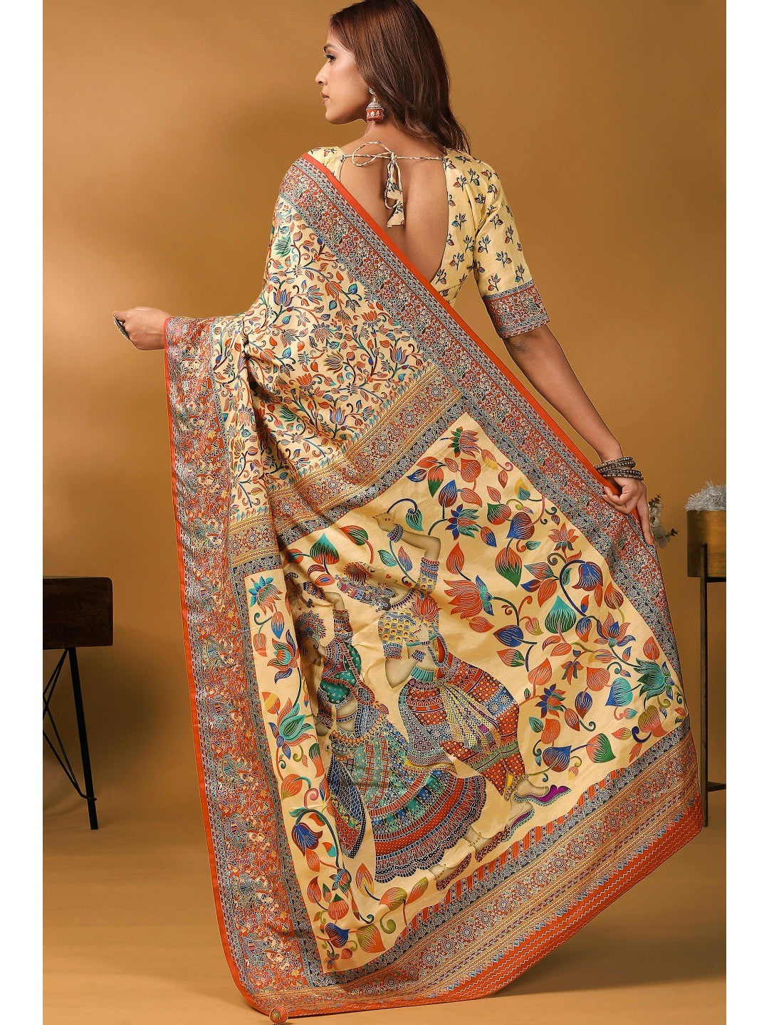 Graceful Cream Kalamkari Art Visocse Saree With AllOver Floral Motifs & Grand Storytelling Pallu - Image 5