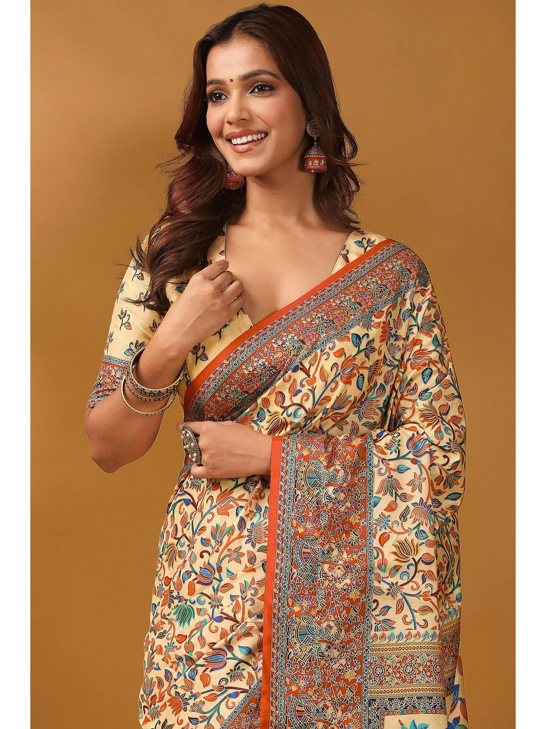 Graceful Cream Kalamkari Art Visocse Saree With AllOver Floral Motifs & Grand Storytelling Pallu - Image 6