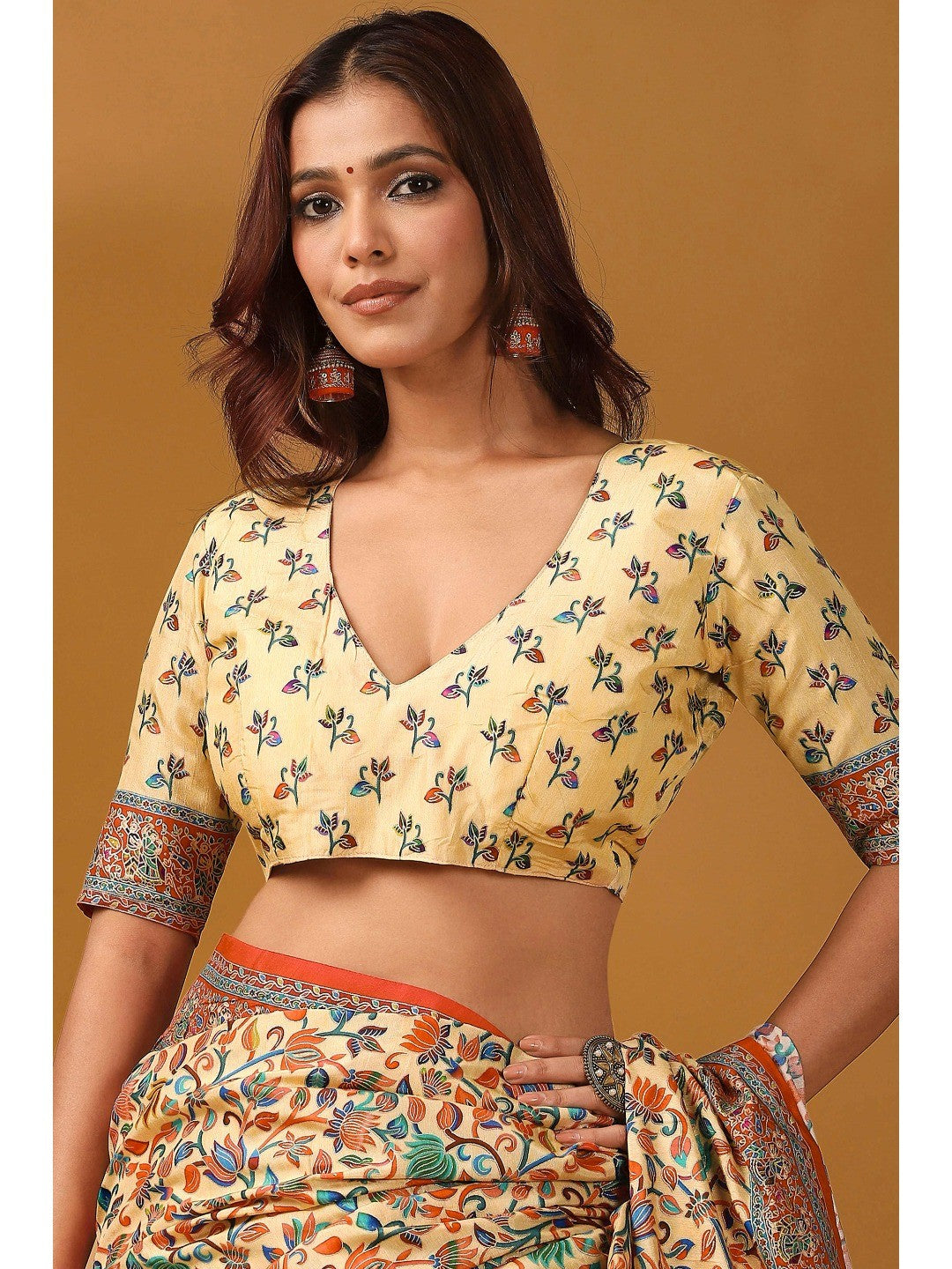 Graceful Cream Kalamkari Art Visocse Saree With AllOver Floral Motifs & Grand Storytelling Pallu - Image 7