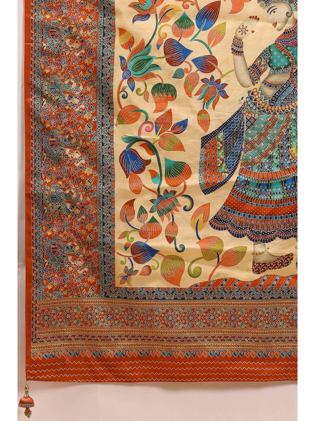 Graceful Cream Kalamkari Art Visocse Saree With AllOver Floral Motifs & Grand Storytelling Pallu - Image 8