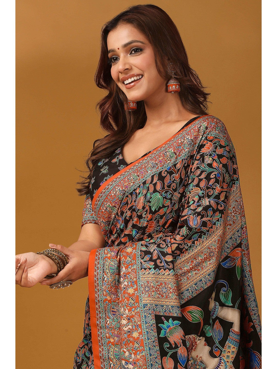 Graceful Black Kalamkari Art Visocse Saree With AllOver Floral Motifs & Grand Storytelling Pallu - Image 4