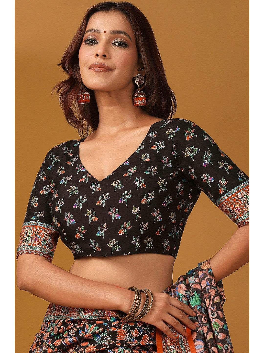Graceful Black Kalamkari Art Visocse Saree With AllOver Floral Motifs & Grand Storytelling Pallu - Image 2