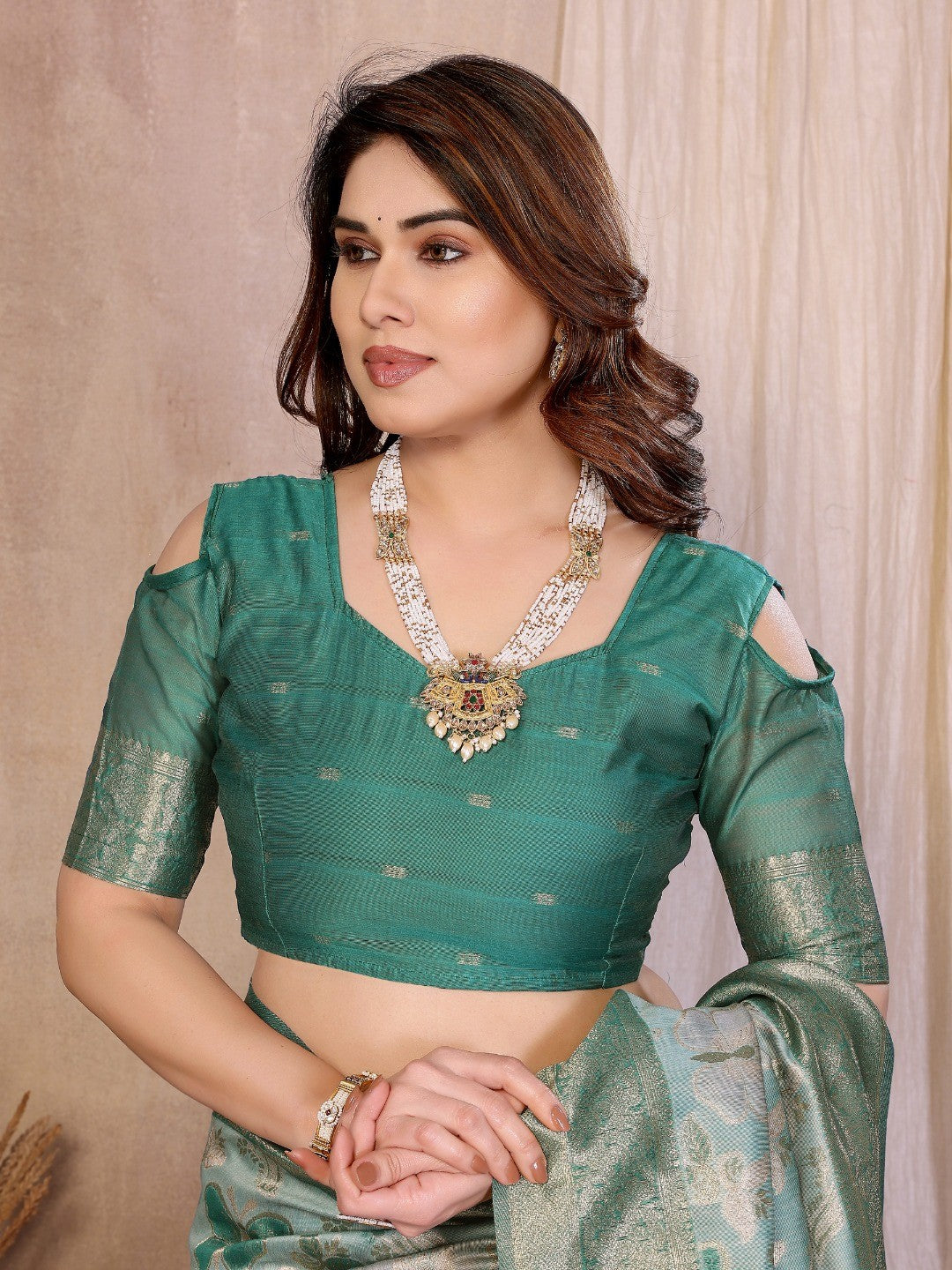 Graceful Rama Green Floral & Butterfly Motifs Zari Woven Pure Cotton Saree With Designer Tassel Pallu - Image 5
