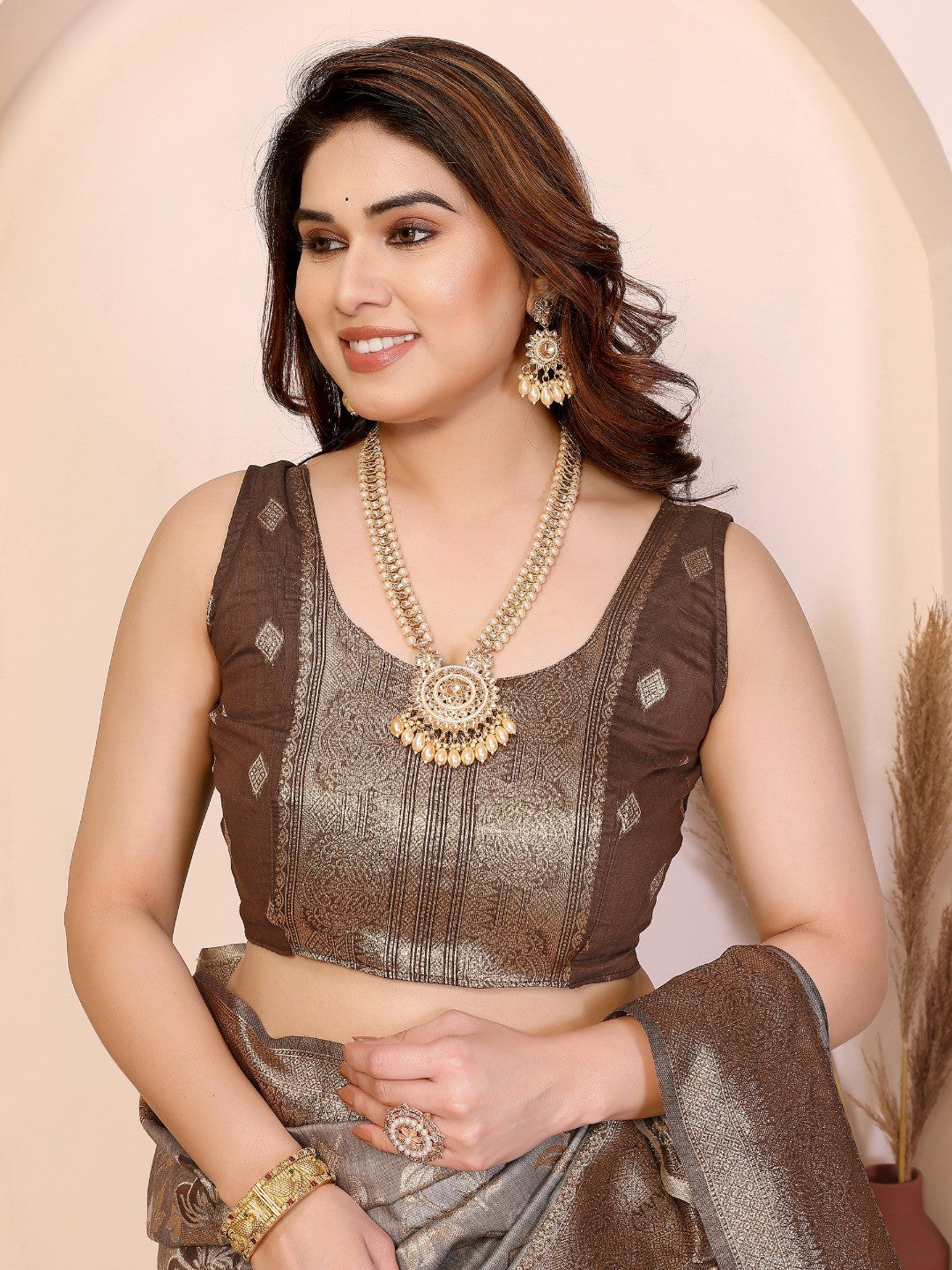 Classic Brown Jacquard Weaving Pure Cotton Saree With Elegant Floral Motifs & Tassel Pallu - Image 4