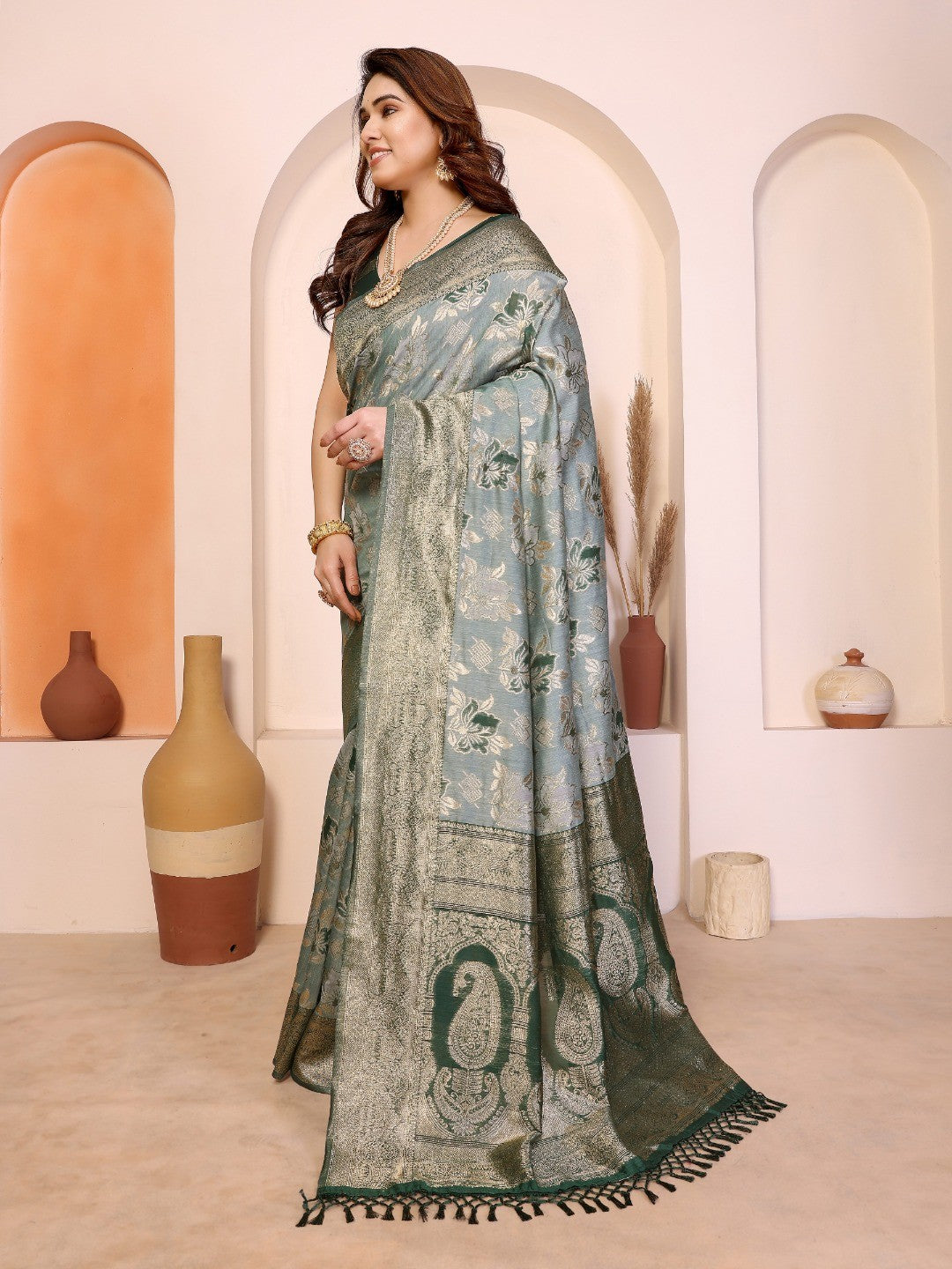 Classic Green Jacquard Weaving Pure Cotton Saree With Elegant Floral Motifs & Tassel Pallu - Image 2