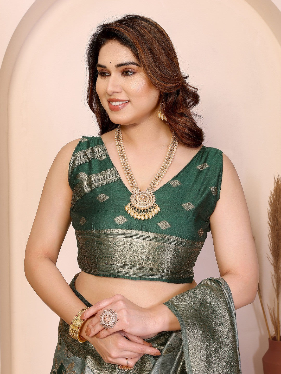 Classic Green Jacquard Weaving Pure Cotton Saree With Elegant Floral Motifs & Tassel Pallu - Image 4