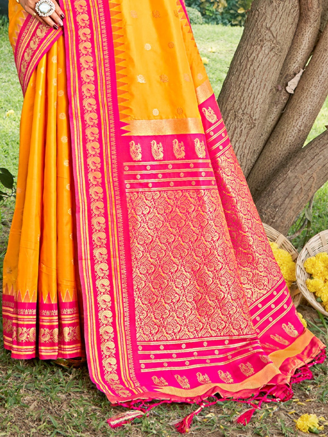 Elegant Mustard Ethnic Motifs Zari Silk Blend Saree for Festive Occasions - Image 3