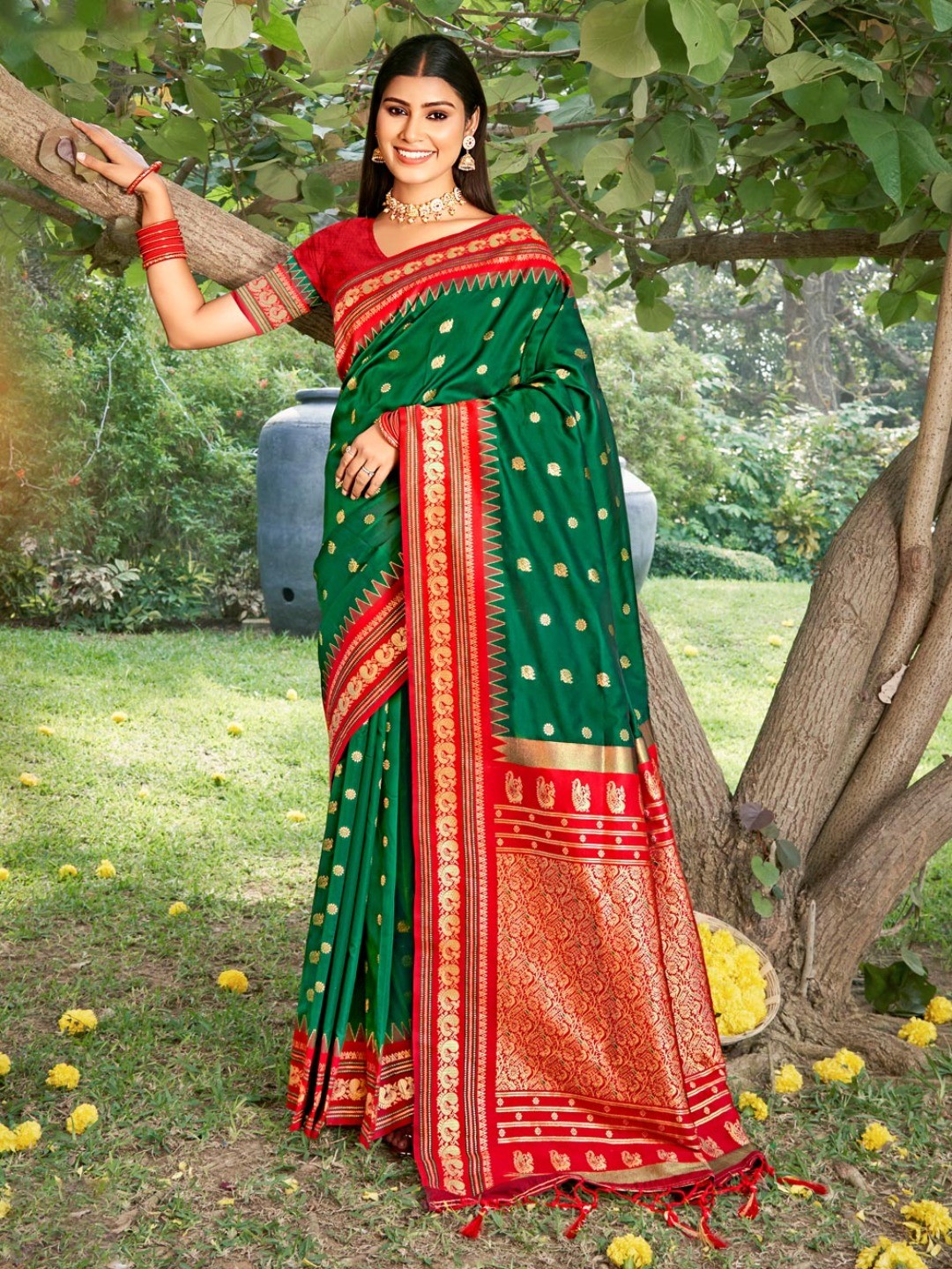 Elegant Green Ethnic Motifs Zari Silk Blend Saree for Festive Occasions - Image 1