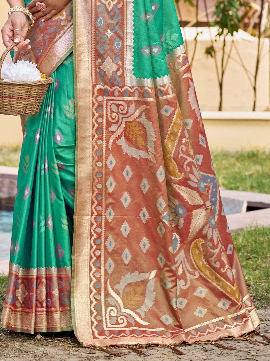 Rama Green Silk Blend Saree Featuring Classic Ikkat Print and Intricate Woven Design Finish - Image 3
