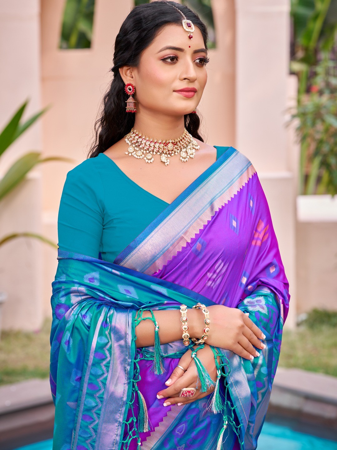 Purple Silk Blend Saree Featuring Classic Ikkat Print and Intricate Woven Design Finish - Image 2