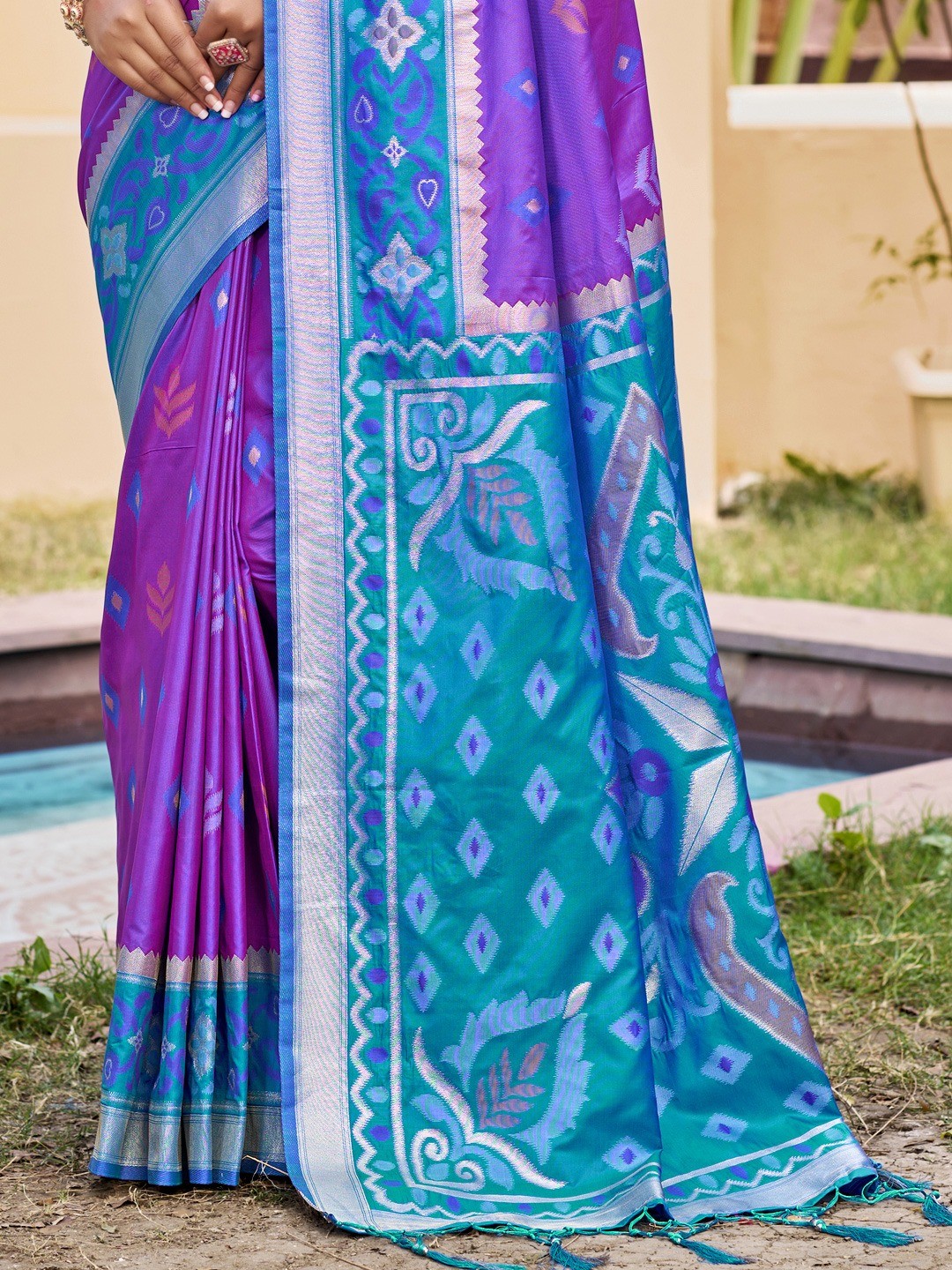 Purple Silk Blend Saree Featuring Classic Ikkat Print and Intricate Woven Design Finish - Image 3