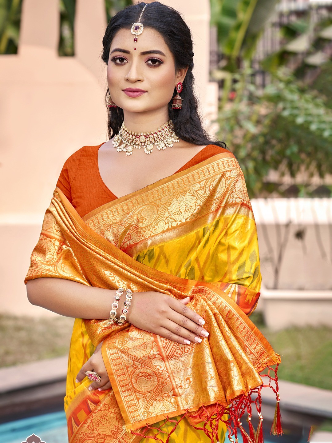 Elegant Yellow Ikkat Print Woven Silk Blend Saree with Golden Border - Image 2