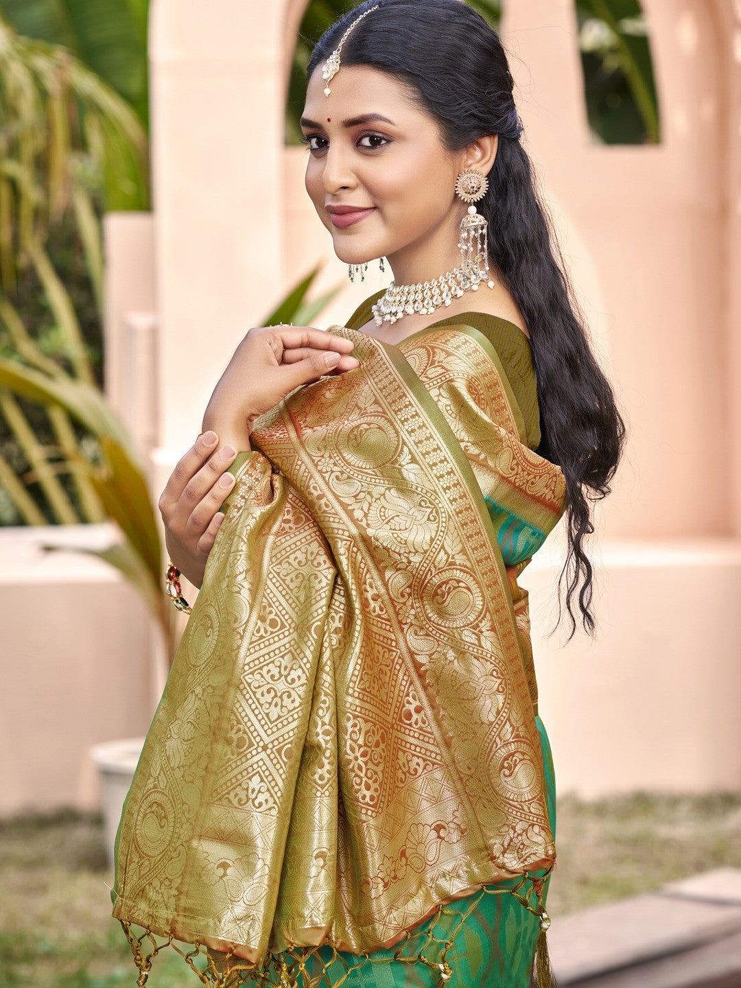 Elegant Rama Green Ikkat Print Woven Silk Blend Saree with Green Border - Image 3