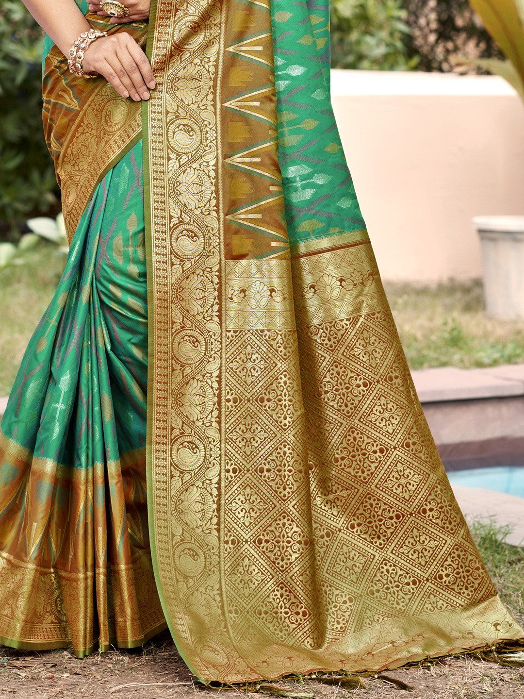 Elegant Rama Green Ikkat Print Woven Silk Blend Saree with Green Border - Image 2