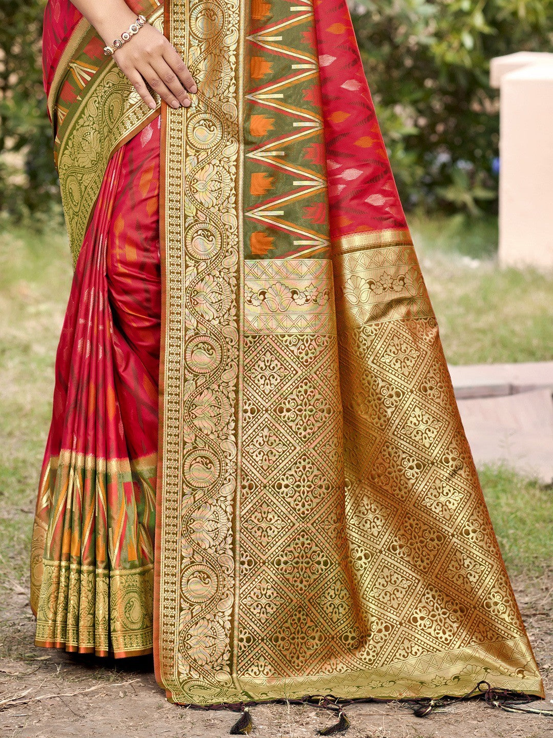 Elegant Red Ikkat Print Woven Silk Blend Saree with Green Border - Image 3