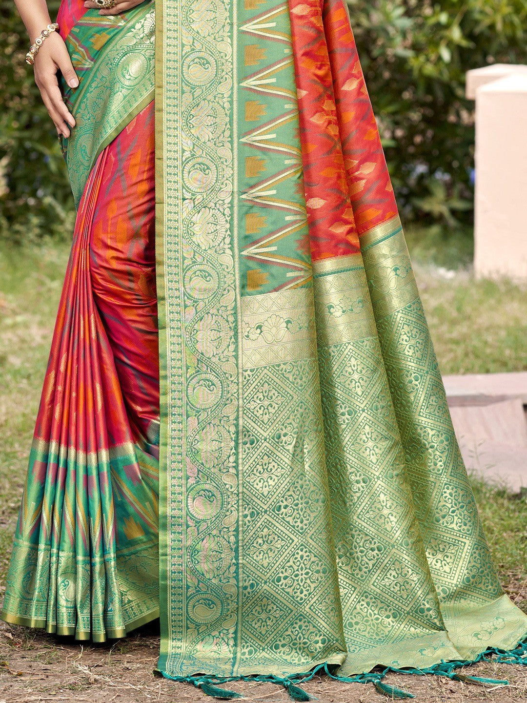 Elegant Peach Ikkat Print Woven Silk Blend Saree with Green Border - Image 3
