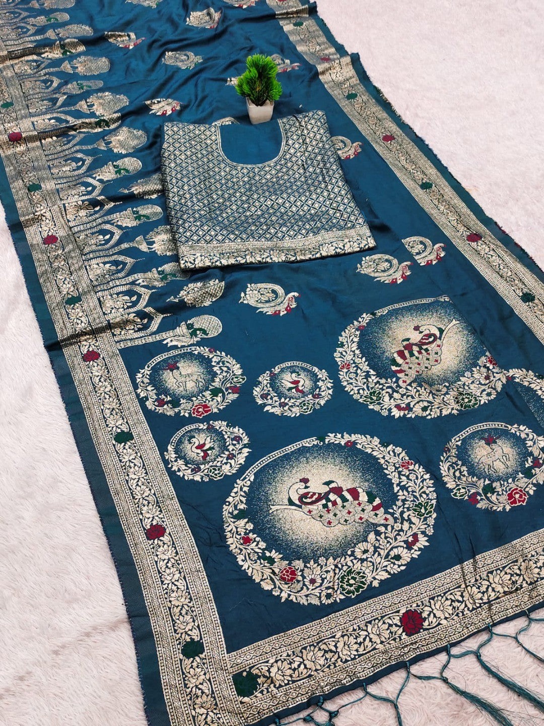 Blue Cotton Blend Saree featuring Exquisite Antique Peacock & Deer Motif Weaving With Grand Pallu - Image 3