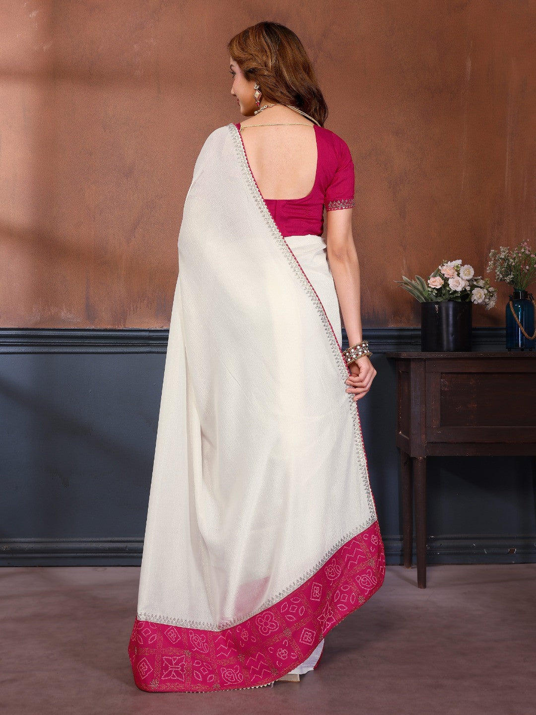 White Vichitra Silk Saree with Vibrant Pink Bandhani Border and Graceful Drape Finish - Image 5