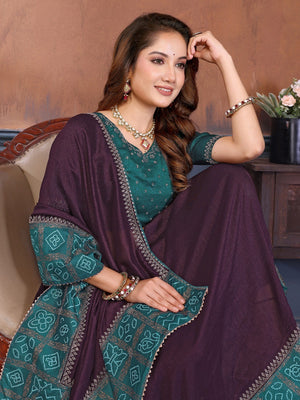 Dark Wine Vichitra Silk Saree with Vibrant Morpich Green Bandhani Border and Graceful Drape Finish - Image 2